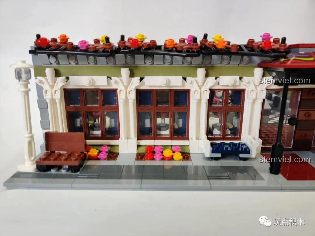 Mô hình ZHEGAO QL0920 Nhà Hàng Lãng Mạn hoàn chỉnh nhìn từ mặt trước, với kiến trúc cổ điển và ban công.