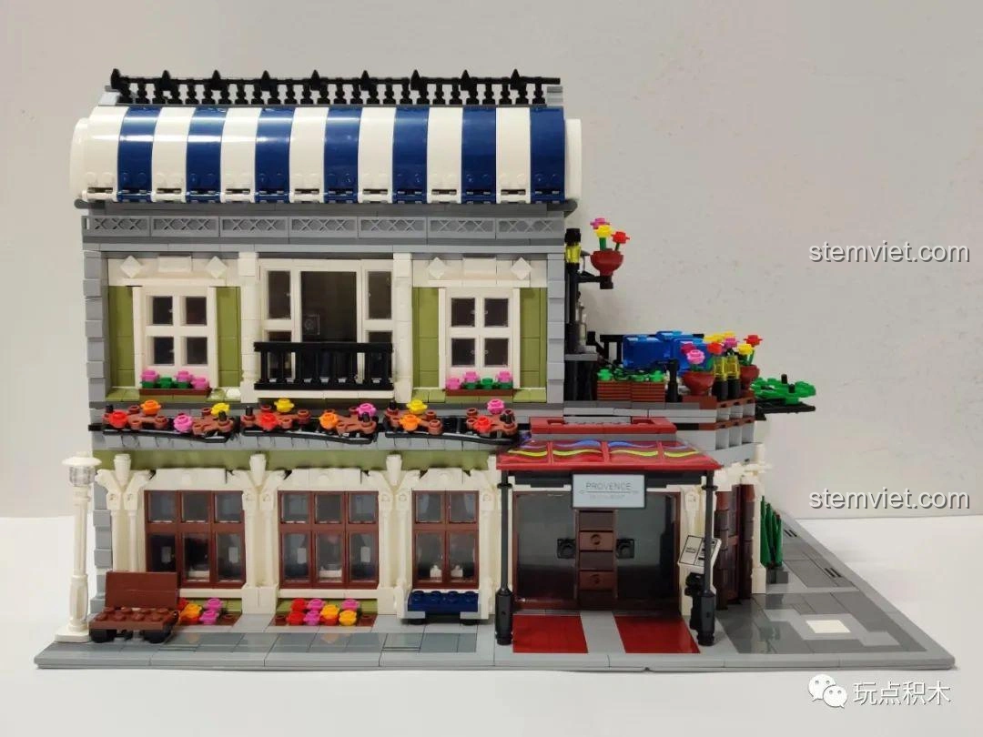 Mặt tiền nhà hàng ZHEGAO QL0920 Nhà Hàng Lãng Mạn với các cửa sổ lớn và ban công.