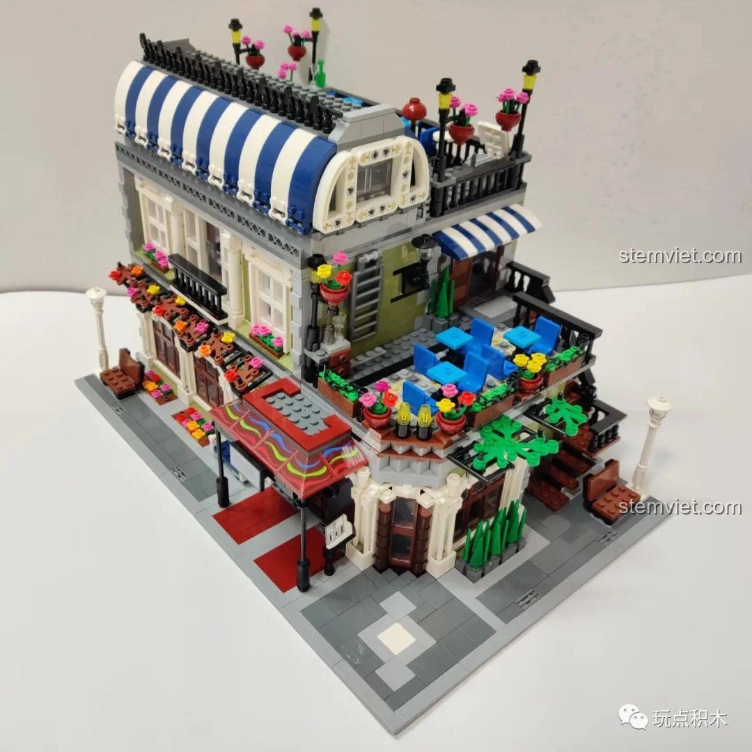 Góc nhìn từ phía sau nhà hàng ZHEGAO QL0920 Nhà Hàng Lãng Mạn, thấy rõ các chi tiết kiến trúc.