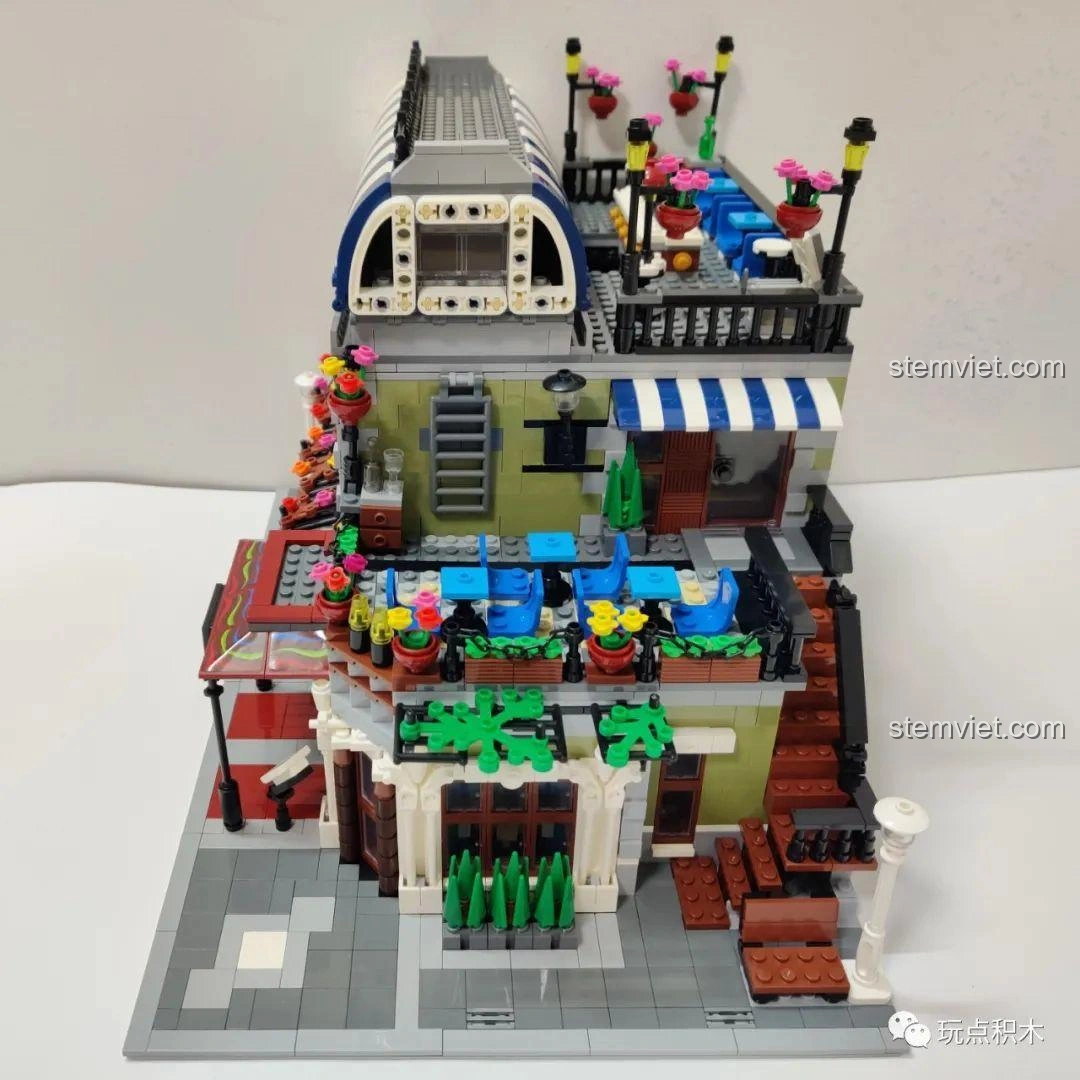 Tổng thể nhà hàng ZHEGAO QL0920 Nhà Hàng Lãng Mạn khi nhìn từ góc nghiêng, phô diễn vẻ đẹp kiến trúc.