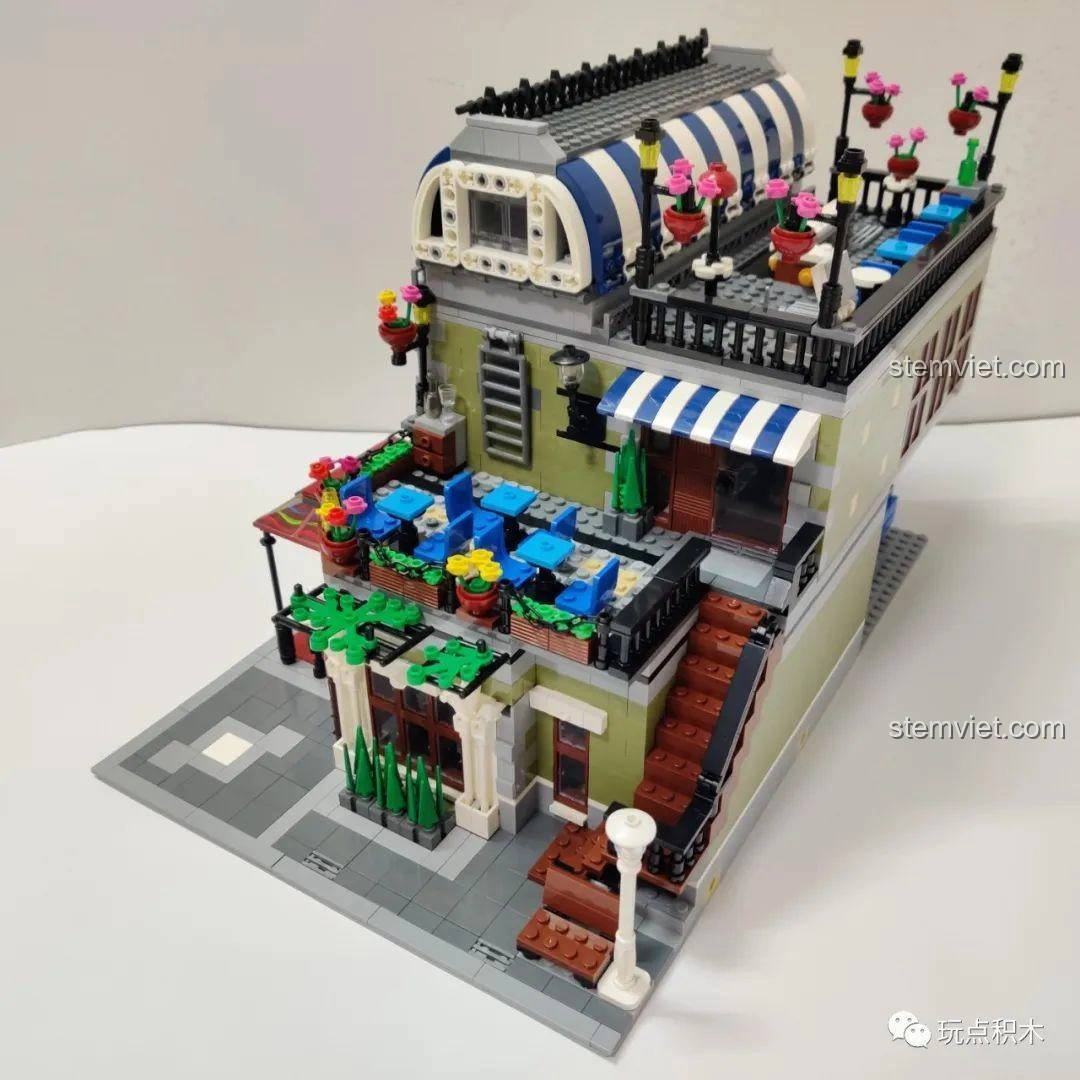 Chi tiết mái hiên và ban công tầng 2 của mô hình ZHEGAO QL0920 Nhà Hàng Lãng Mạn, với chậu hoa.