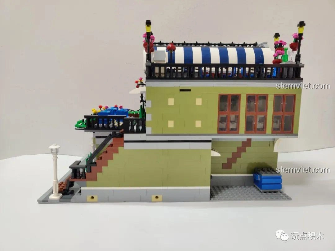 Khu vực sân thượng của mô hình ZHEGAO QL0920 Nhà Hàng Lãng Mạn, với bàn ghế và đèn trang trí.