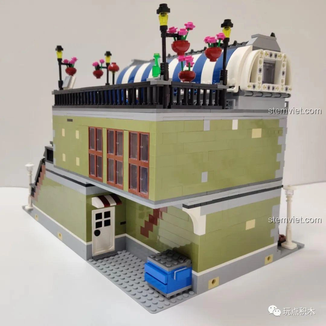 Tổng thể nhà hàng ZHEGAO QL0920 Nhà Hàng Lãng Mạn khi nhìn từ góc nghiêng, phô diễn vẻ đẹp kiến trúc.