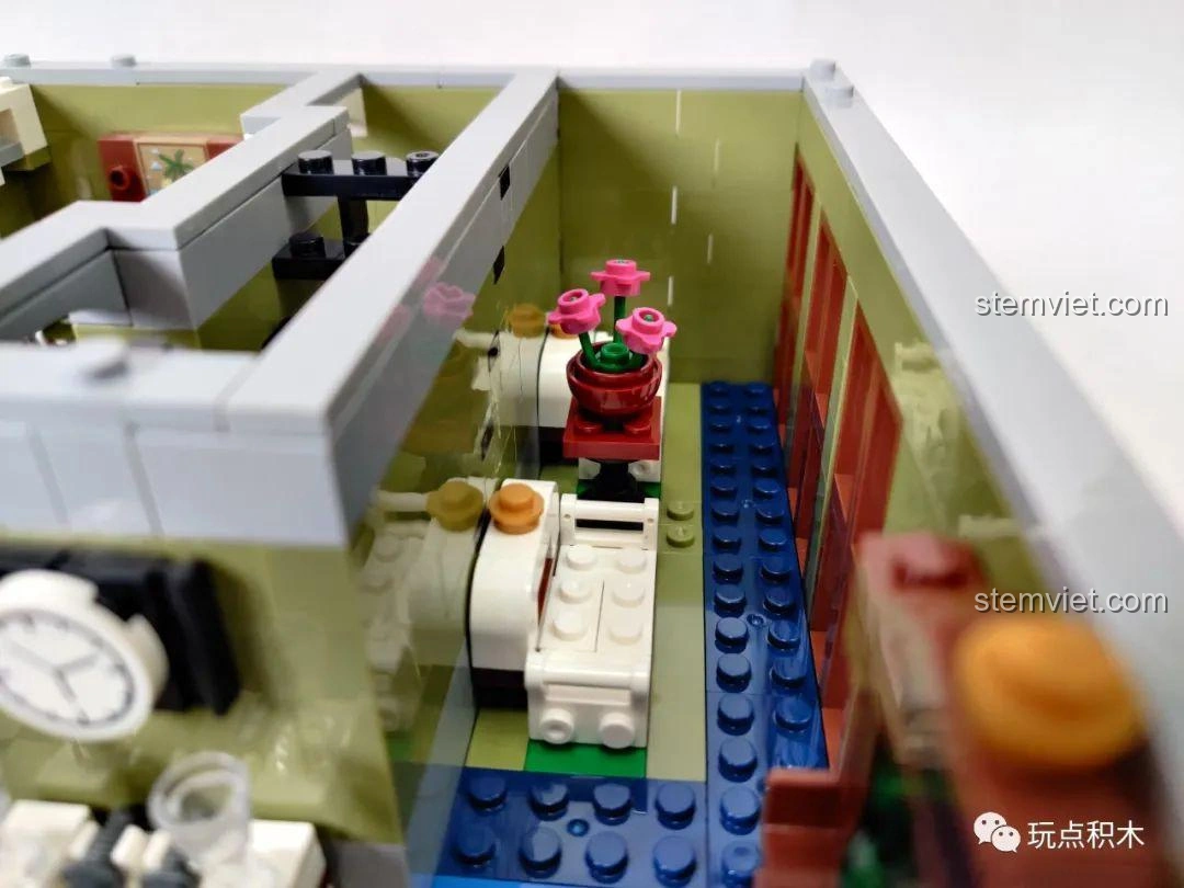 Chi tiết các bàn ăn bên trong mô hình ZHEGAO QL0920 Nhà Hàng Lãng Mạn, được sắp xếp gọn gàng.