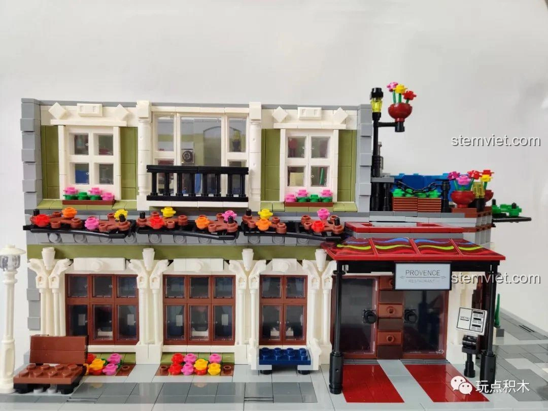 Góc nhìn từ trên xuống khu vực ăn uống bên trong mô hình ZHEGAO QL0920 Nhà Hàng Lãng Mạn, thể hiện bố cục.