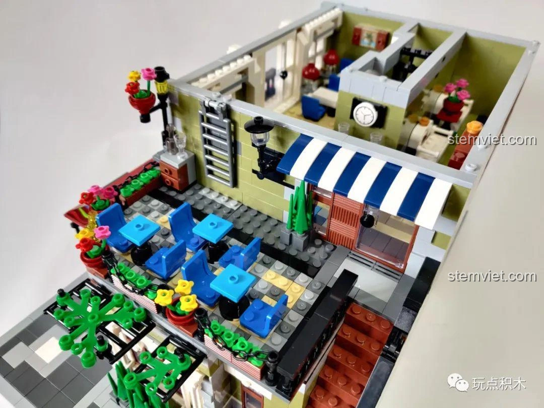 Các chi tiết trang trí nhỏ như cây xanh, hoa lá bên trong mô hình ZHEGAO QL0920 Nhà Hàng Lãng Mạn.