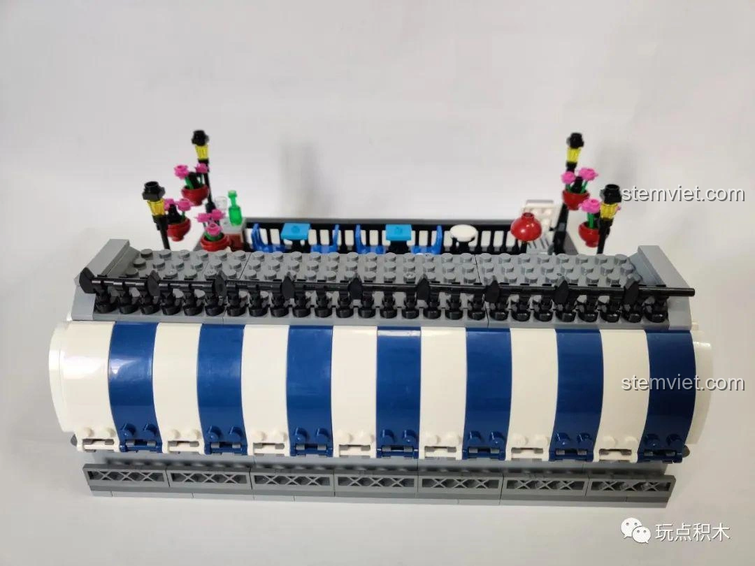 Góc nhìn tổng thể nội thất tầng 1 của mô hình ZHEGAO QL0920 Nhà Hàng Lãng Mạn, phân chia rõ ràng.