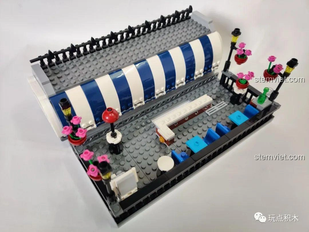 Các chi tiết nhỏ như đèn đường, ghế ngồi bên ngoài mô hình ZHEGAO QL0920 Nhà Hàng Lãng Mạn.