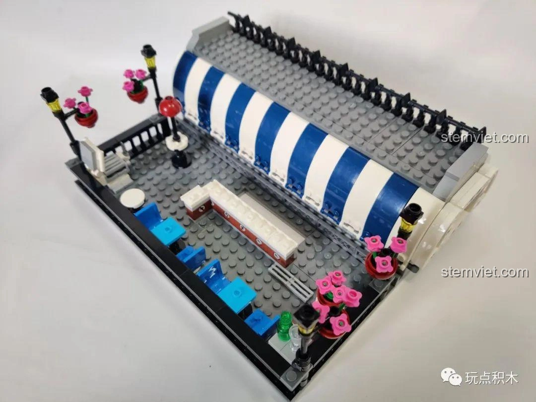 Tổng thể nhà hàng ZHEGAO QL0920 Nhà Hàng Lãng Mạn khi nhìn từ góc cao, thấy rõ các tầng và ban công.