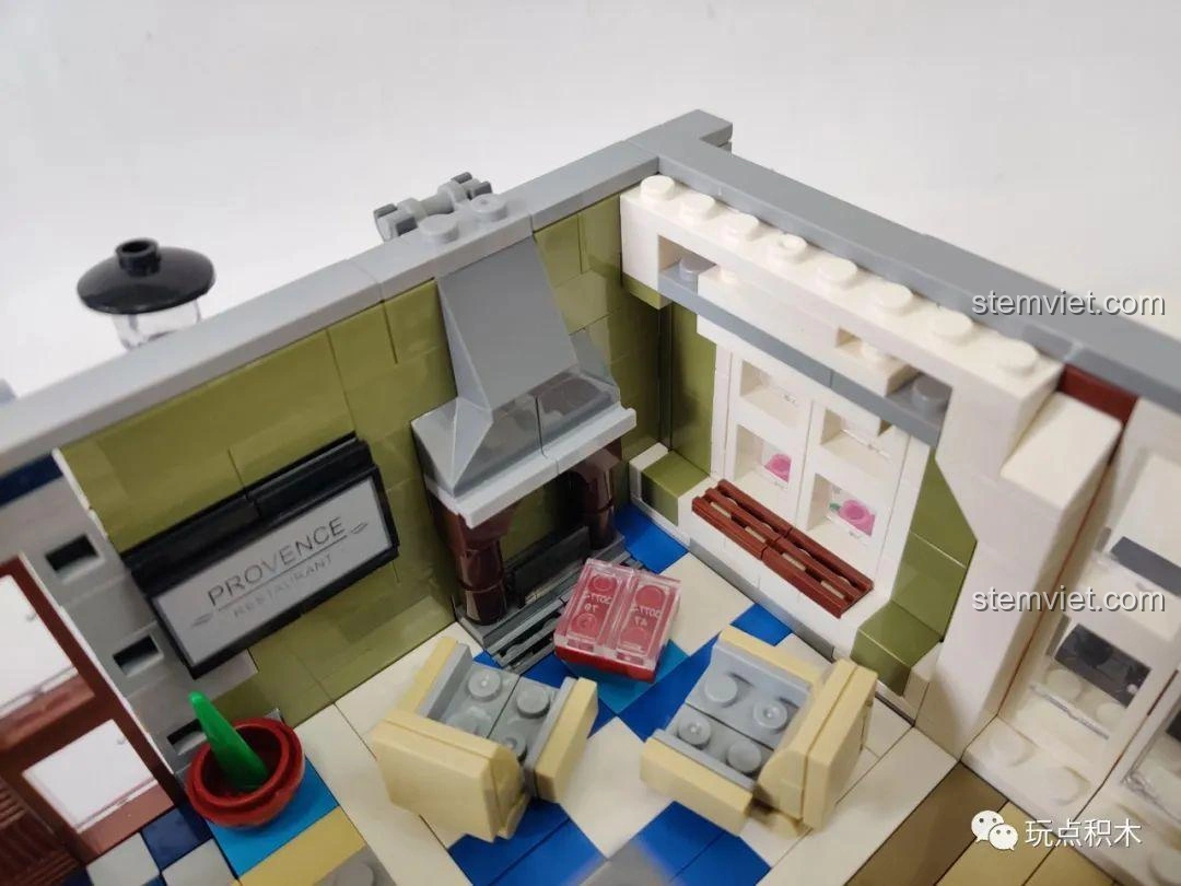 Phòng riêng ấm cúng bên trong mô hình ZHEGAO QL0920 Nhà Hàng Lãng Mạn, với giường và tủ.