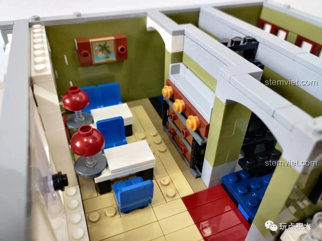 Khu vực quầy bar bên trong mô hình ZHEGAO QL0920 Nhà Hàng Lãng Mạn, với các chai rượu và ly.