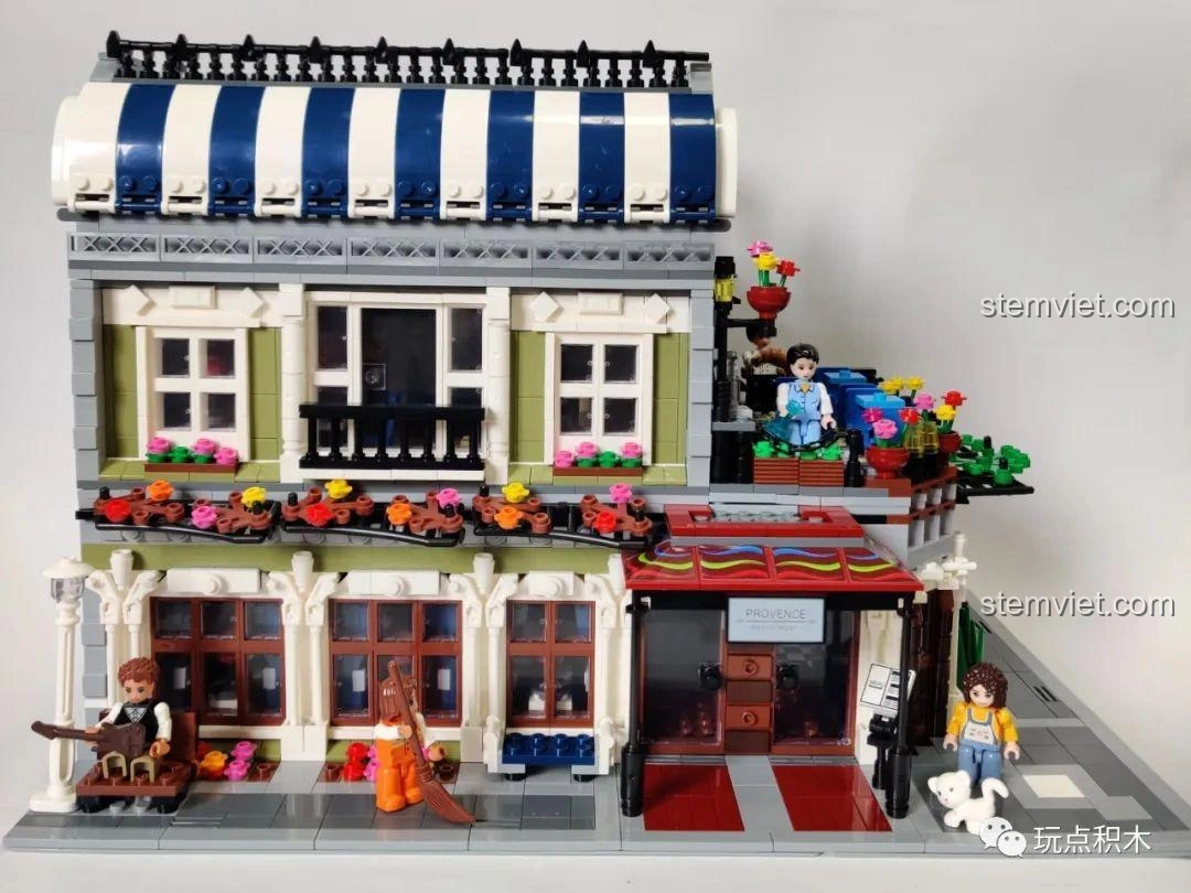 Mô hình ZHEGAO QL0920 Nhà Hàng Lãng Mạn cùng các minifigures, tạo cảnh quan sống động và chân thực.