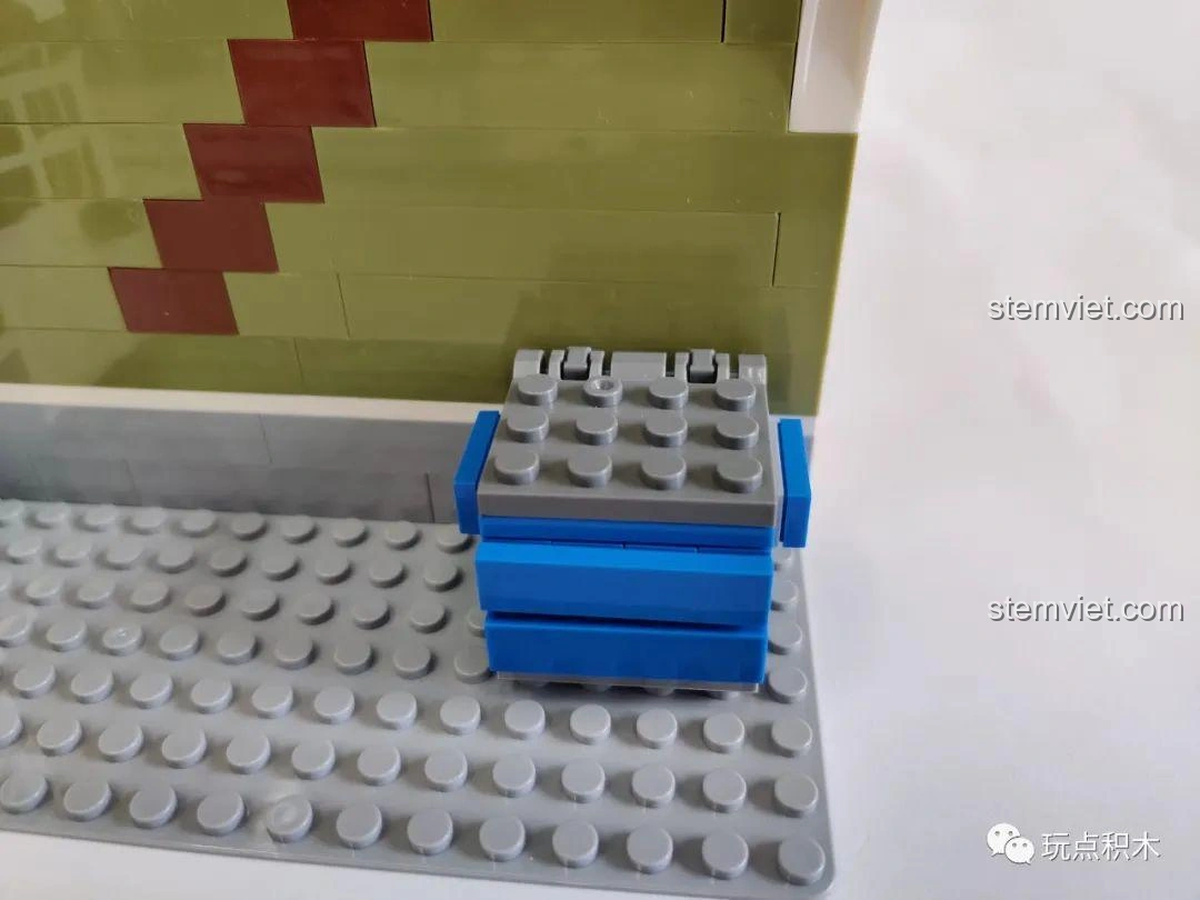 Bắt đầu lắp ráp phần nền sân thượng tầng 2 của bộ ZHEGAO QL0920 Nhà Hàng Lãng Mạn, với nhiều mảnh 1x1.