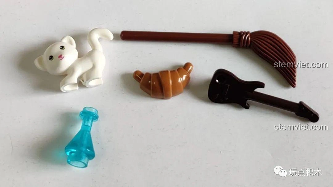 Các phụ kiện đi kèm bộ ZHEGAO QL0920 Nhà Hàng Lãng Mạn: mèo, bánh sừng bò, chổi, chai rượu, đàn guitar, tăng tính chân thực.