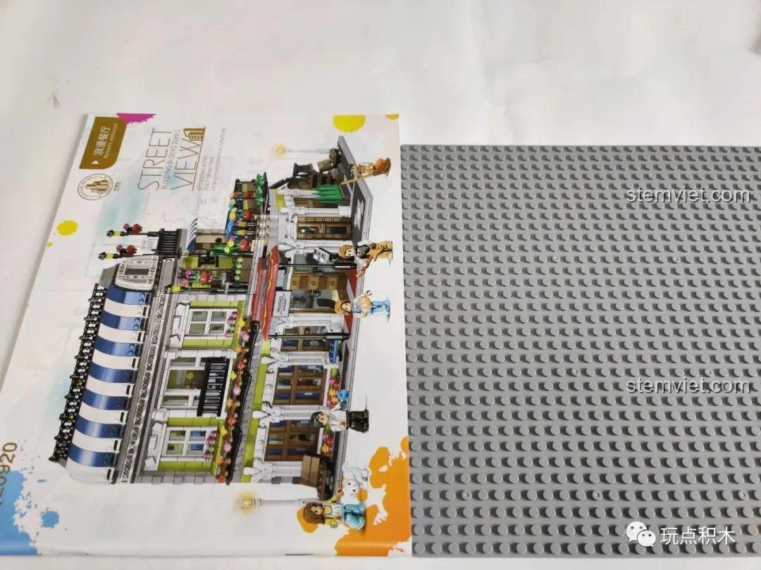 Sách hướng dẫn và tấm đế của bộ ZHEGAO QL0920 Nhà Hàng Lãng Mạn, sẵn sàng cho quá trình lắp ráp.