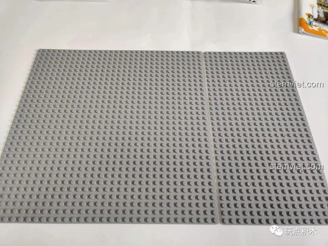 Hai tấm đế lớn của bộ ZHEGAO QL0920 Nhà Hàng Lãng Mạn, là nền tảng vững chắc cho toàn bộ mô hình.