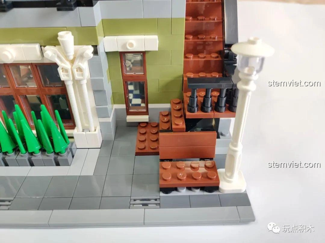 Tầng 1 của bộ ZHEGAO QL0920 Nhà Hàng Lãng Mạn đã hoàn thành, sẵn sàng để lắp ráp tầng tiếp theo.