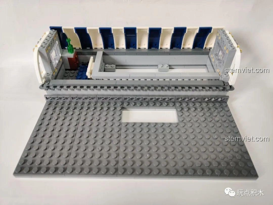 Tầng 2 của bộ ZHEGAO QL0920 Nhà Hàng Lãng Mạn đã hoàn thành, nhìn từ bên cạnh.