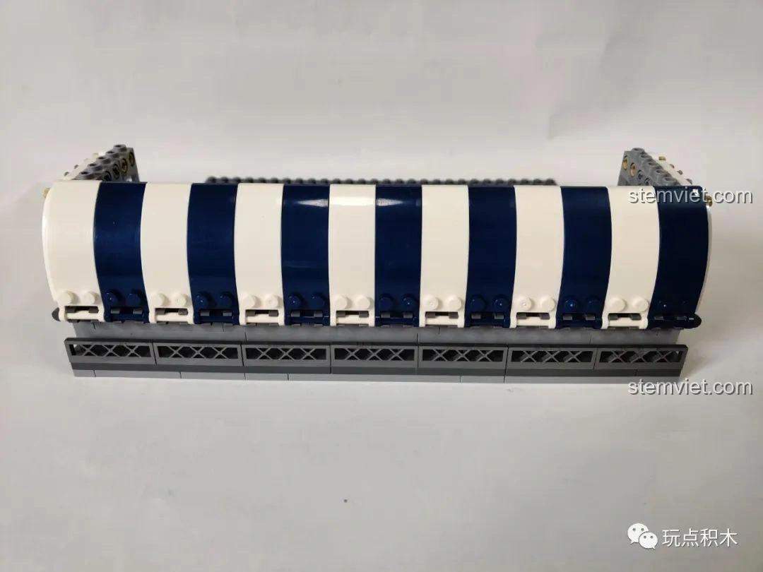 Tầng 2 của bộ ZHEGAO QL0920 Nhà Hàng Lãng Mạn đã hoàn thành, nhìn từ trên xuống thấy rõ bố cục.