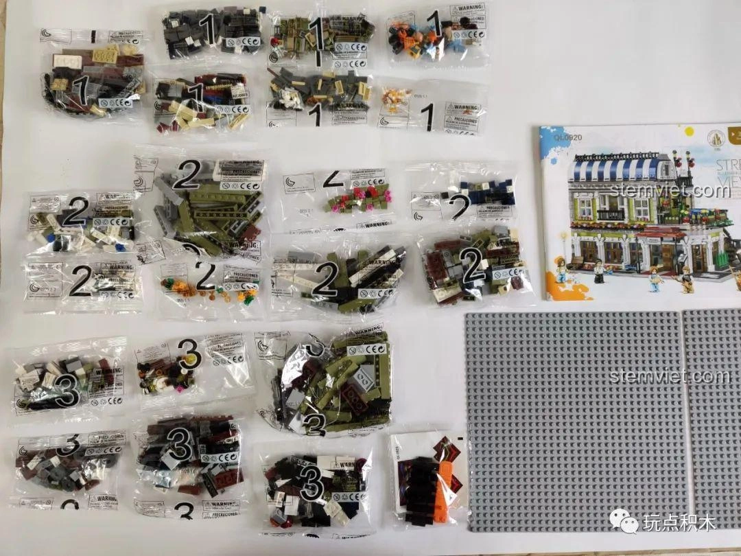 Toàn bộ 11 túi mảnh ghép được đánh số và hai tấm đế của bộ ZHEGAO QL0920 Nhà Hàng Lãng Mạn, sẵn sàng cho việc lắp ráp.