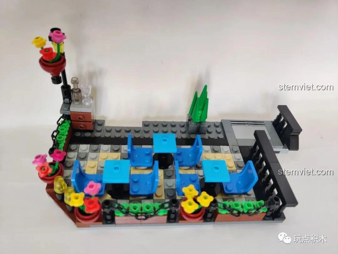 Tiến độ lắp ráp nội thất tầng 2 của bộ ZHEGAO QL0920 Nhà Hàng Lãng Mạn, với các phòng chức năng.