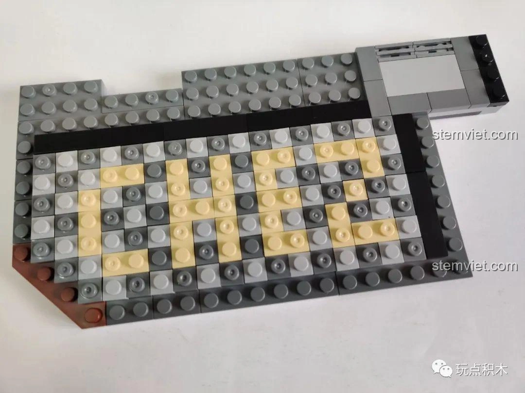 Tiến độ lắp ráp sân thượng tầng 2 của bộ ZHEGAO QL0920 Nhà Hàng Lãng Mạn, với bàn ghế và cây cảnh.