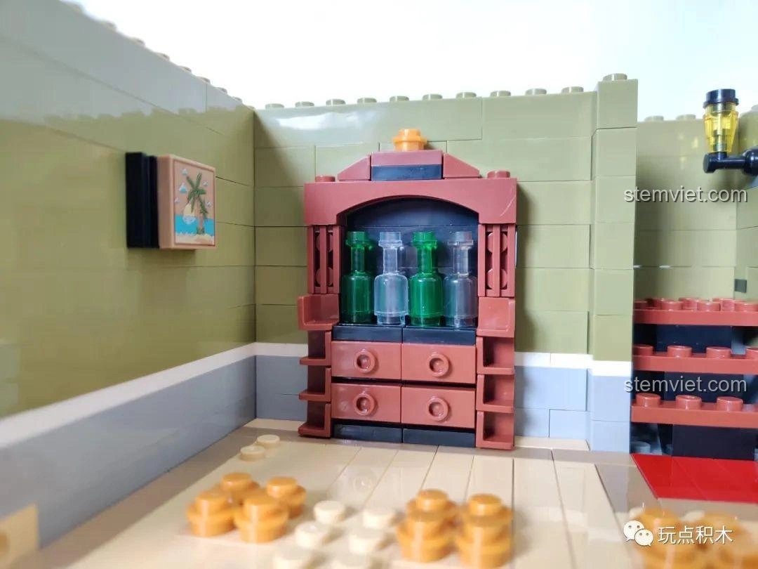 Chi tiết tủ rượu đẹp mắt bên trong tầng 1 của bộ ZHEGAO QL0920 Nhà Hàng Lãng Mạn, với các chai rượu mini.