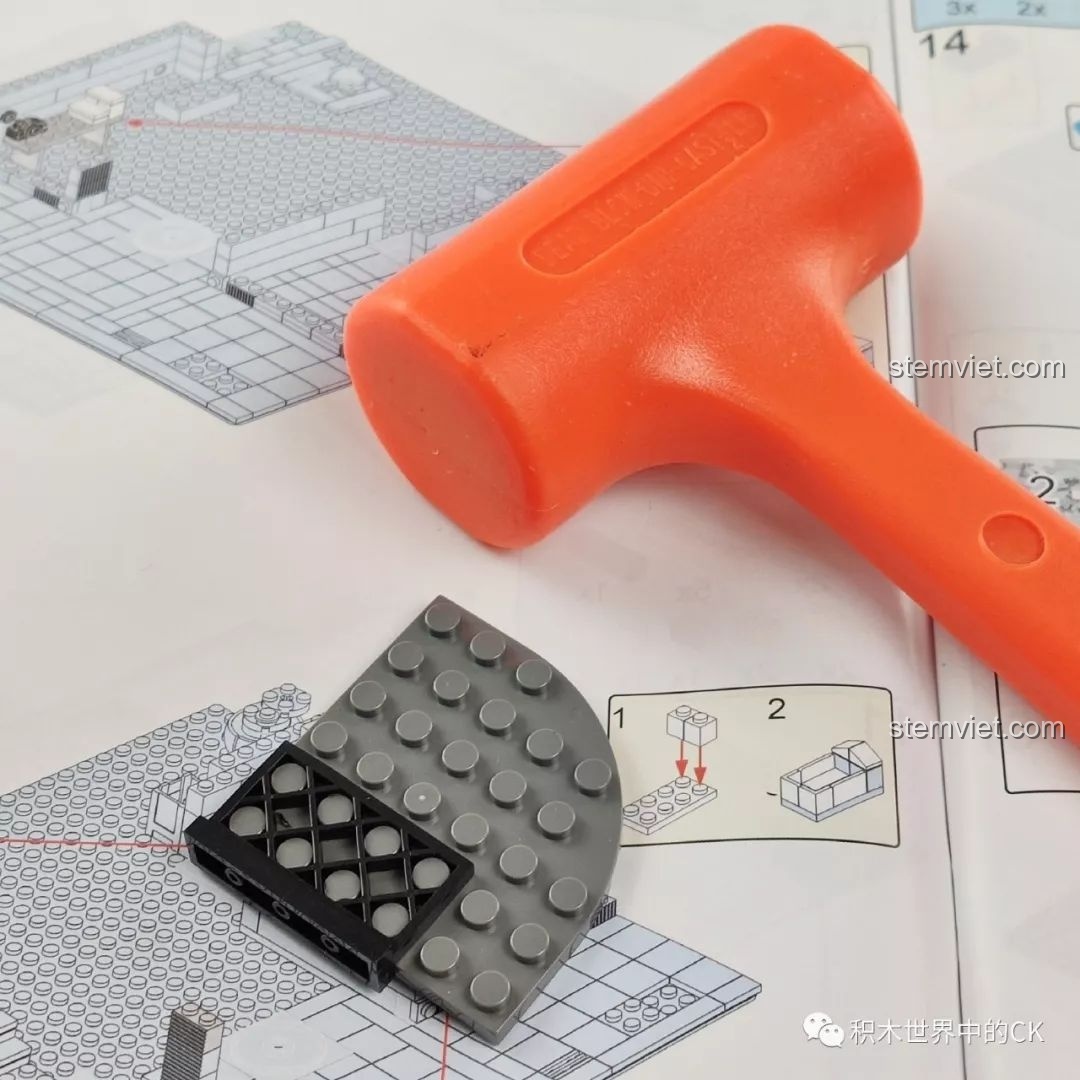 Búa cao su và mảnh ghép đang được lắp ráp trong bộ ZHEGAO QL0922 Trung Tâm Thương Mại Châu Âu.