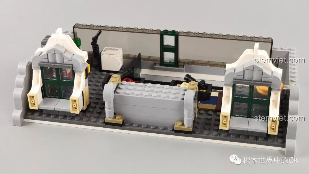 Chi tiết cửa ra vào với chữ 'WED' của ZHEGAO QL0922 Trung Tâm Thương Mại Châu Âu.