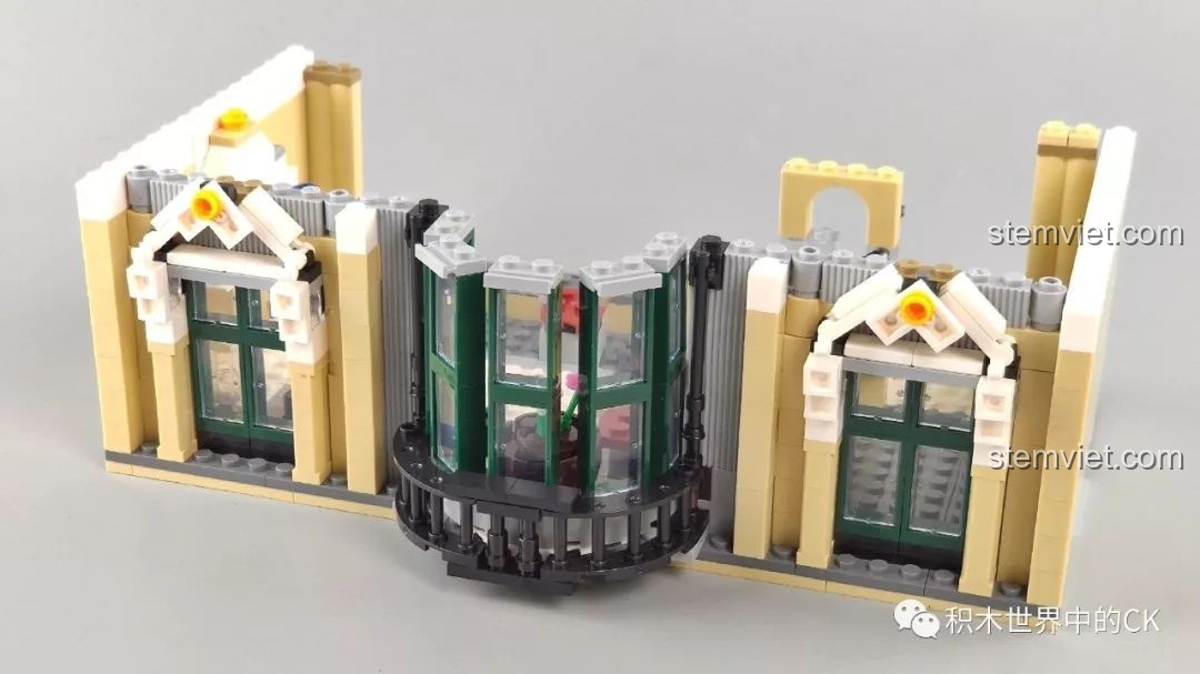 Mô hình ZHEGAO QL0922 Trung Tâm Thương Mại Châu Âu hoàn thiện cùng các minifigures.