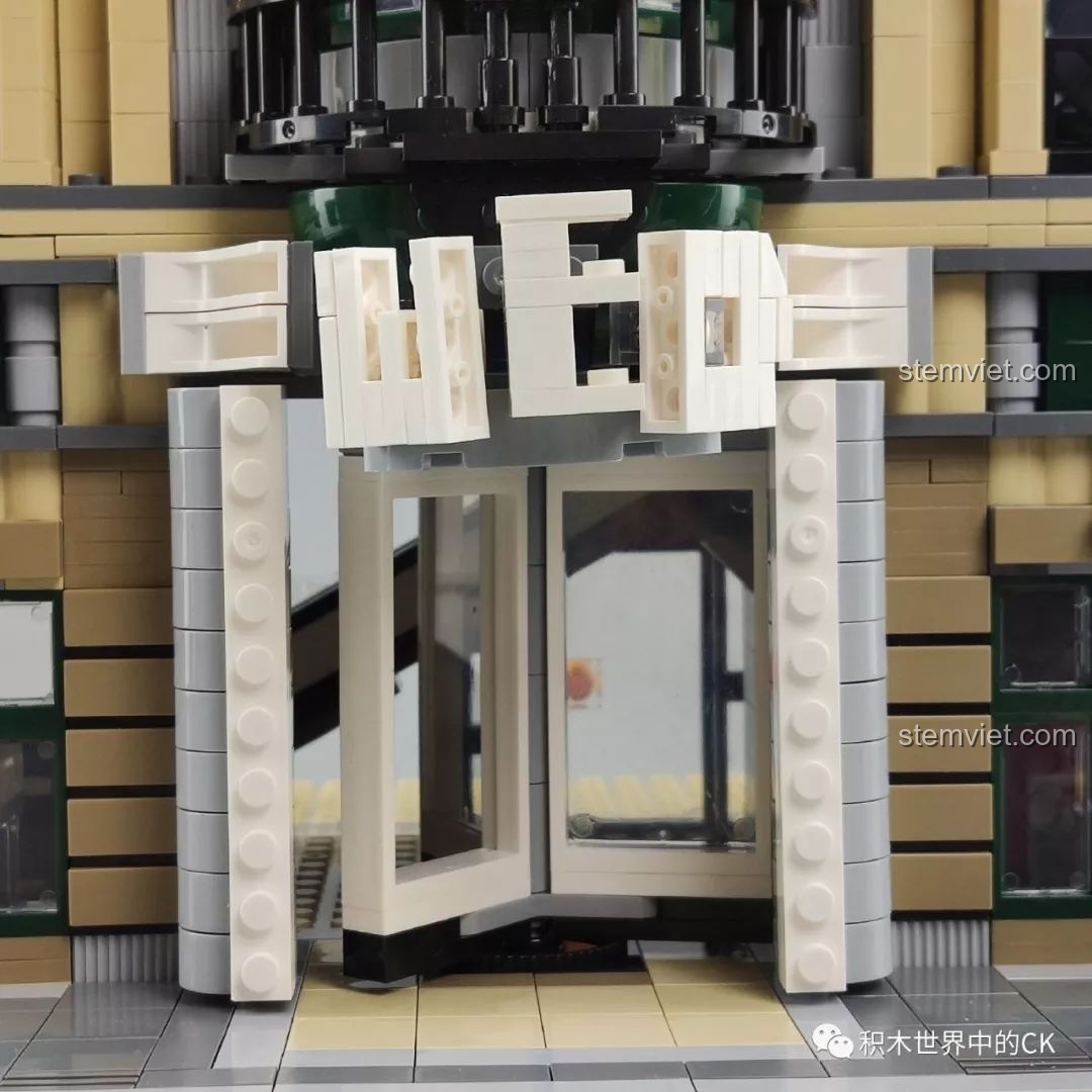 Chi tiết lắp ráp phần mái nhà của ZHEGAO QL0922 Trung Tâm Thương Mại Châu Âu.