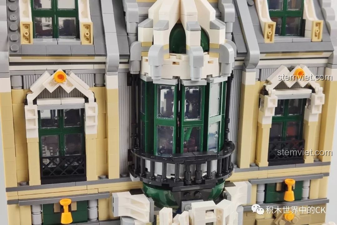 Chi tiết lắp ráp phần mái nhà của ZHEGAO QL0922 Trung Tâm Thương Mại Châu Âu.