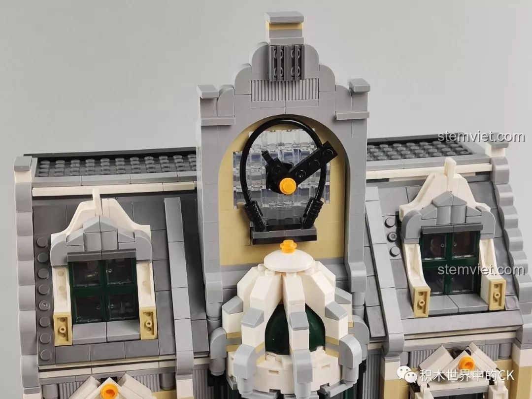 Chi tiết lắp ráp phần mái nhà của ZHEGAO QL0922 Trung Tâm Thương Mại Châu Âu.