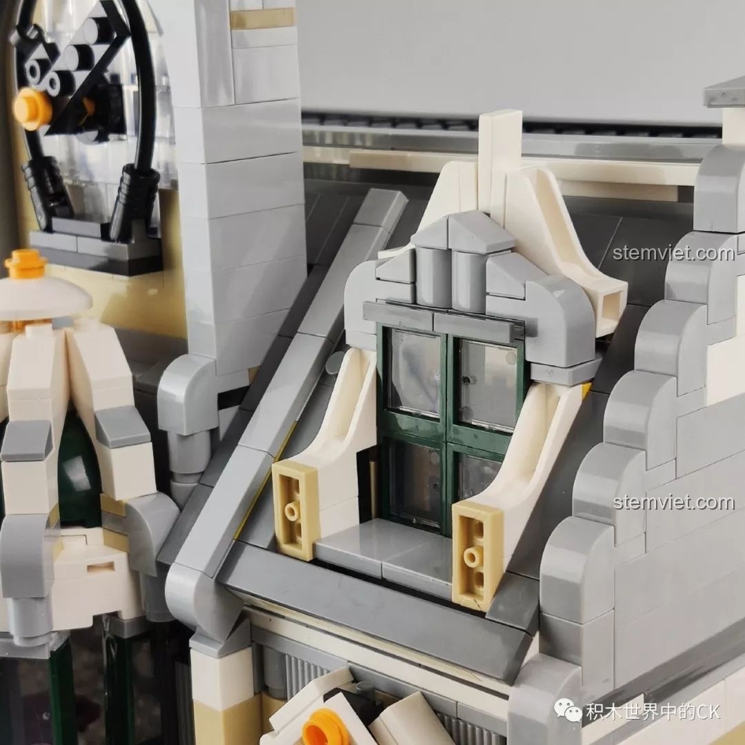 Chi tiết lắp ráp phần mái nhà của ZHEGAO QL0922 Trung Tâm Thương Mại Châu Âu.