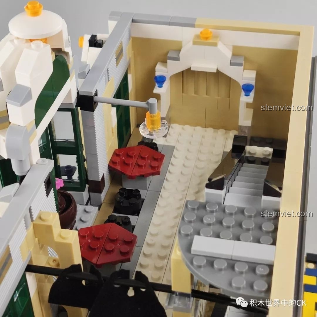 Chi tiết lắp ráp phần mái nhà của ZHEGAO QL0922 Trung Tâm Thương Mại Châu Âu.