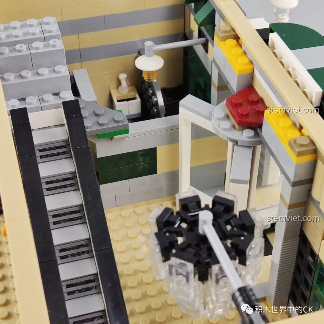 Chi tiết lắp ráp phần mái nhà của ZHEGAO QL0922 Trung Tâm Thương Mại Châu Âu.