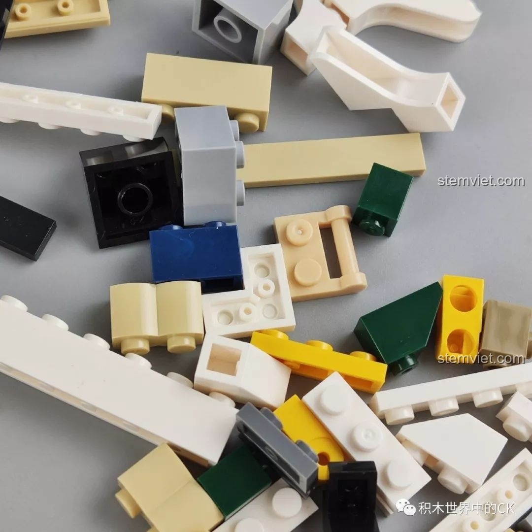 Các mảnh ghép nhỏ nhiều màu sắc của bộ ZHEGAO QL0922 Trung Tâm Thương Mại Châu Âu.