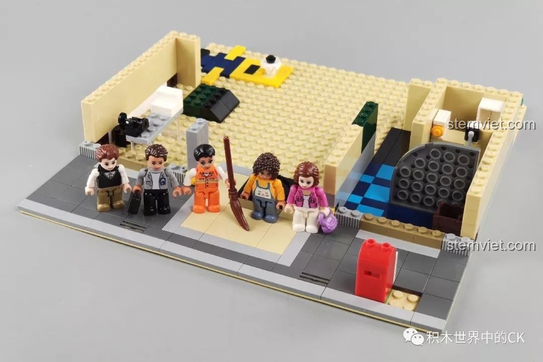 Phần nền tầng trệt của ZHEGAO QL0922 Trung Tâm Thương Mại Châu Âu với các minifigures.