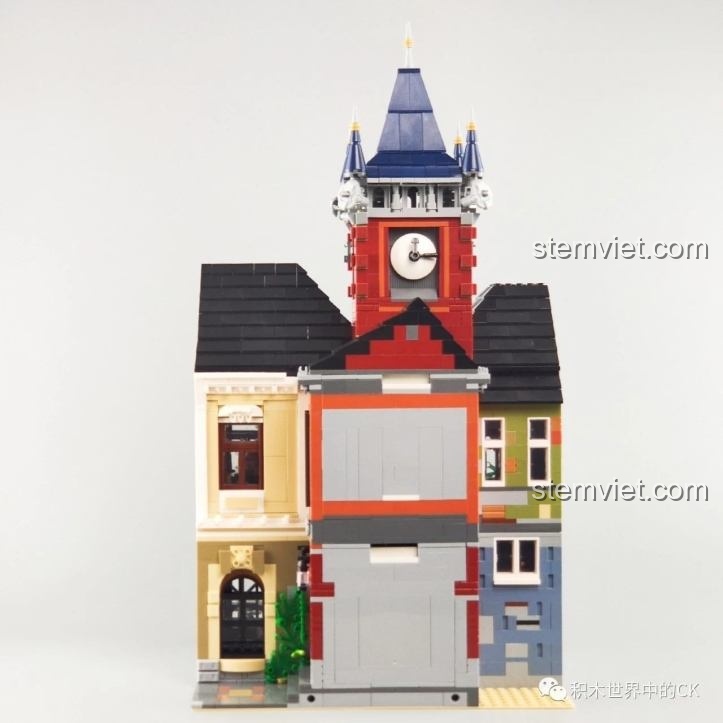 Một góc nhìn khác từ phía sau của Quán rượu cổ ZHEGAO QL0924, tập trung vào phần tháp đồng hồ và mái nhà.