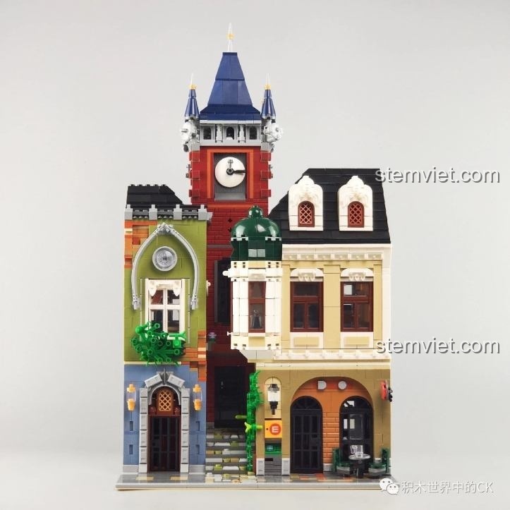 Mô hình ZHEGAO QL0924 Quán rượu cổ đã lắp ráp hoàn chỉnh, thể hiện kiến trúc Châu Âu cổ điển. Một bộ xếp hình Tòa nhà có tháp đồng hồ tuyệt đẹp.