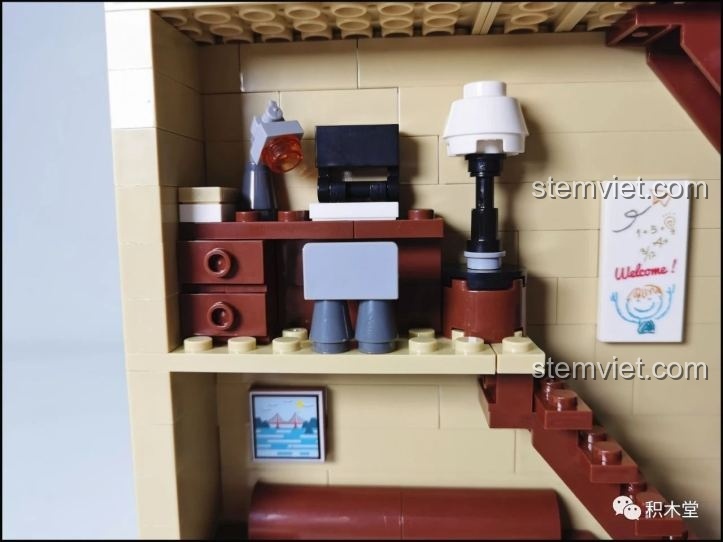 Chi tiết nội thất bên trong bộ xếp hình Mô hình kiến trúc Châu Âu, với bàn làm việc, đèn và các vật dụng trang trí nhỏ.