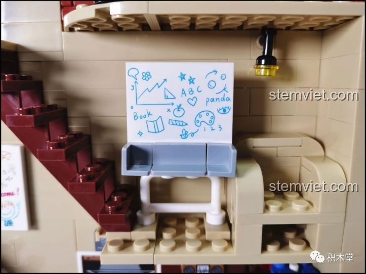 Nội thất tầng áp mái của Tòa nhà có tháp đồng hồ QL 0924, có một chiếc bảng vẽ và các vật dụng học tập.