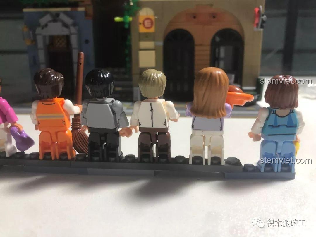 Toàn bộ 7 minifigures đi kèm bộ xếp hình ZHEGAO QL0924 Quán Rượu Cổ, mỗi nhân vật đều có thiết kế độc đáo và biểu cảm.