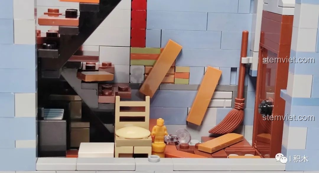 Cận cảnh khu vực cầu thang và kho chứa đồ bên trong mô hình Quán Rượu Cổ ZHEGAO QL0924.