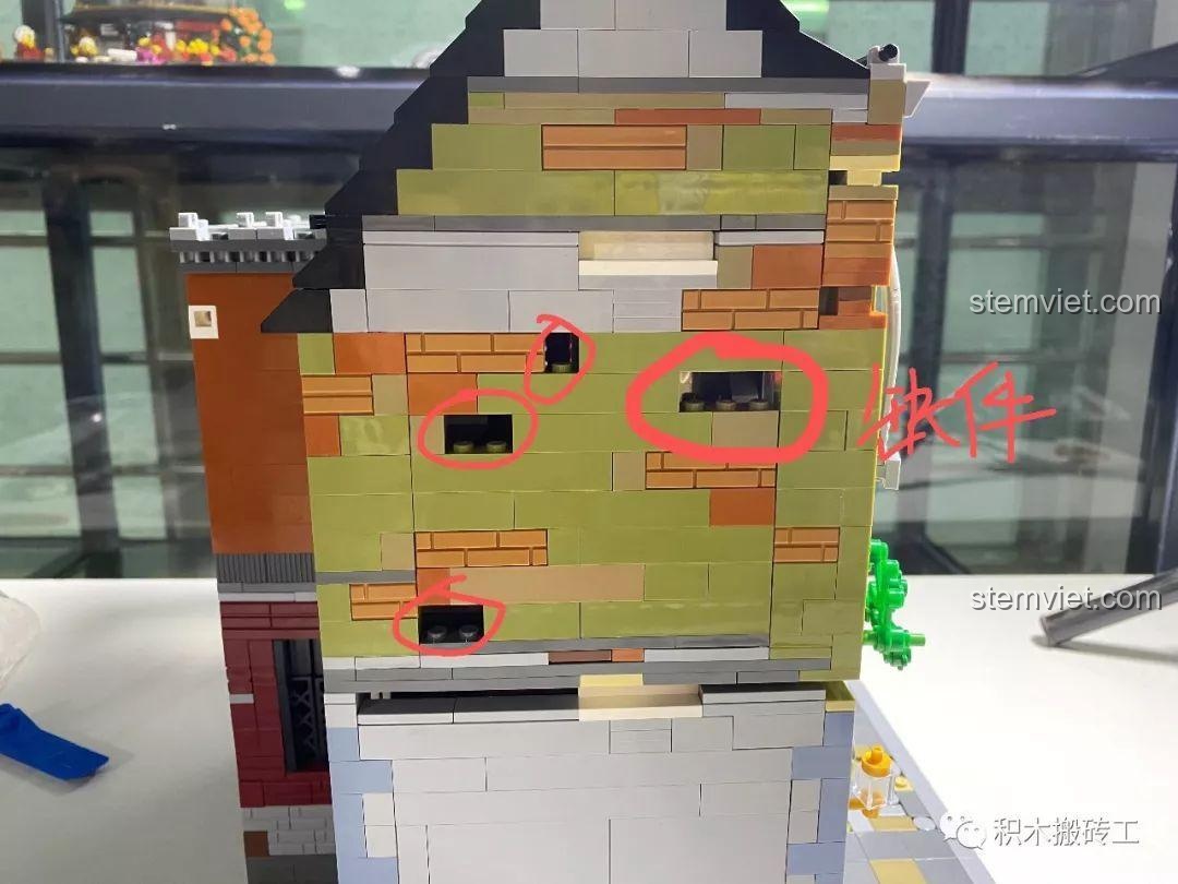 Cận cảnh các vị trí thiếu mảnh ghép trên tường của bộ xếp hình ZHEGAO QL0924 Quán Rượu Cổ, cần được bổ sung để hoàn thiện.