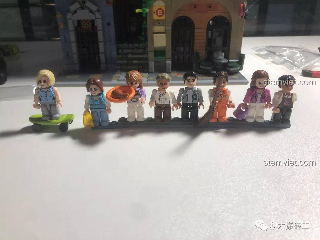 Đỉnh tháp đồng hồ của bộ lắp ghép ZHEGAO QL0924 Quán Rượu Cổ với chi tiết 'hư hại', tạo vẻ cổ kính và chân thực.