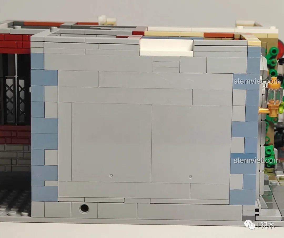 Mô hình Quán Rượu Cổ ZHEGAO QL0924 đã hoàn chỉnh, nhìn từ góc chính diện.