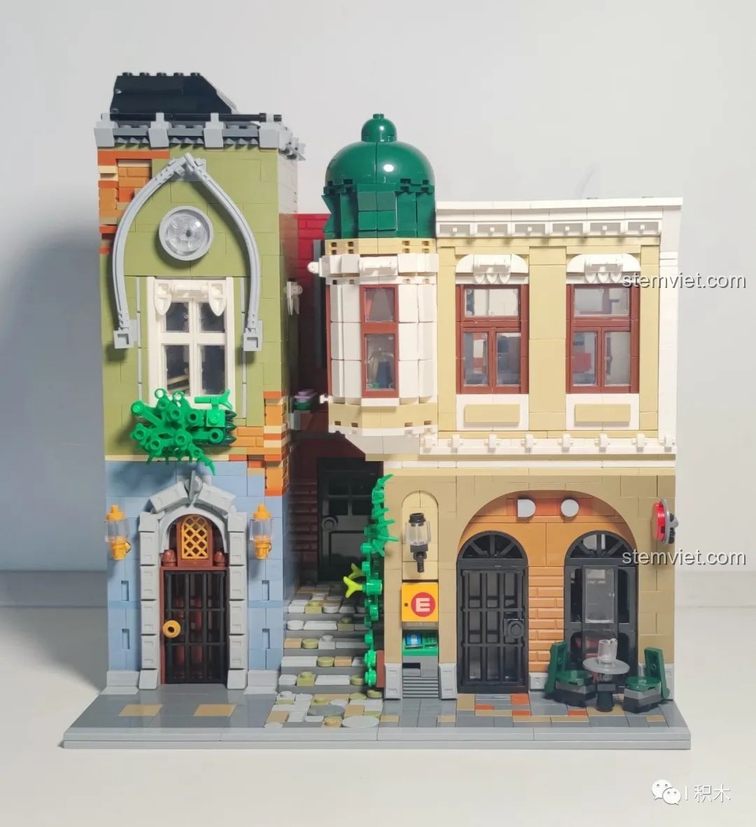 Mô hình Quán Rượu Cổ ZHEGAO QL0924 đã hoàn chỉnh, nhìn từ phía trước.