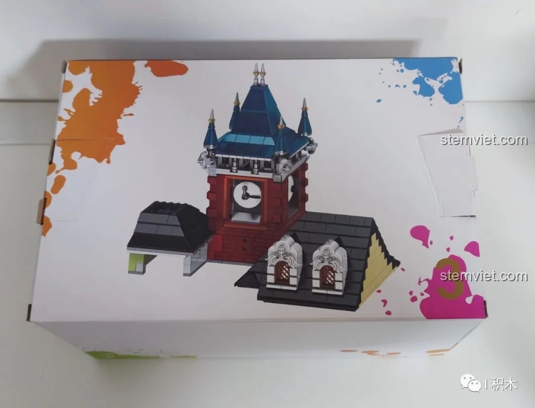 Hộp thứ ba của bộ lắp ghép ZHEGAO QL0924 Quán Rượu Cổ, chứa các mảnh ghép cho phần tháp đồng hồ và mái nhà.