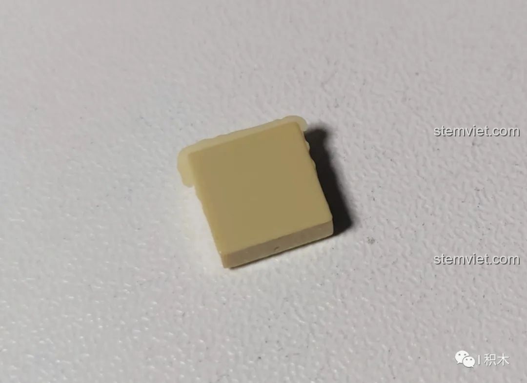 Cận cảnh một mảnh ghép của bộ ZHEGAO QL0924 Quán Rượu Cổ có lỗi nhỏ về khuôn đúc.